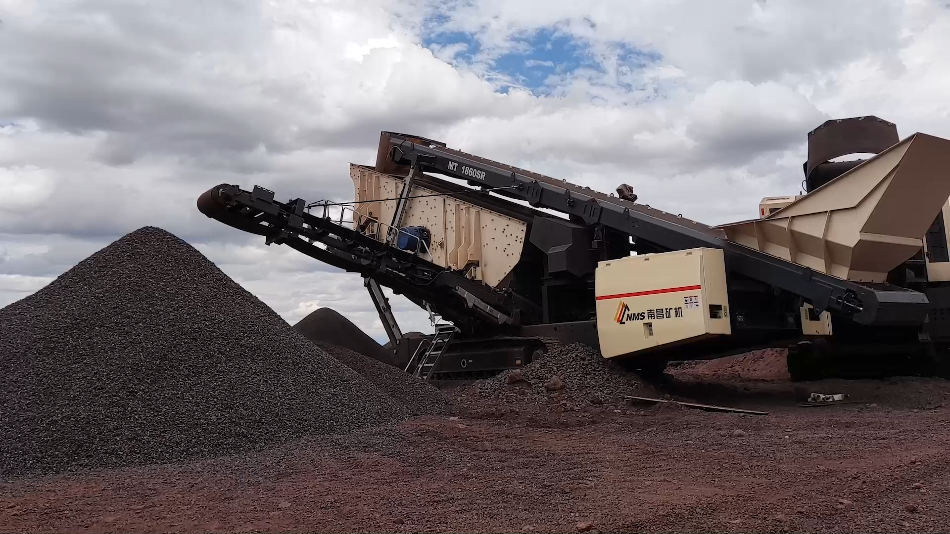 必发集团app移动破碎筛分设备助力南非某金属矿山项目